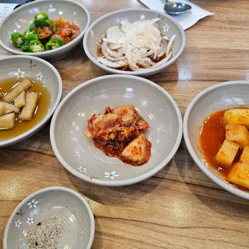 다양한 밑반찬 클로즈업 샷