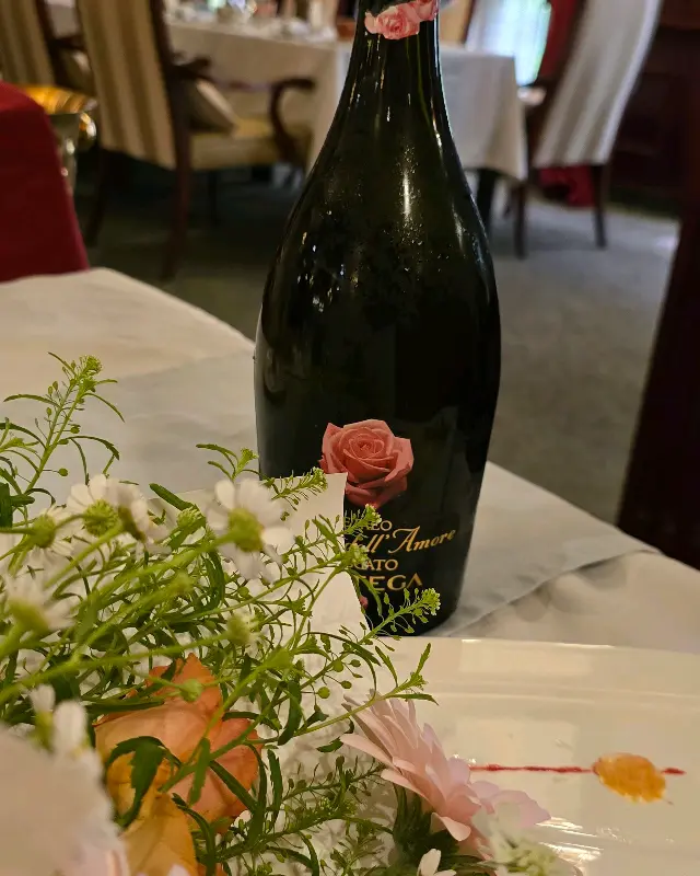 테이블 꽃장식과 와인