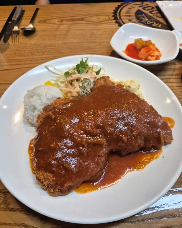소스가 듬뿍 뿌려진 돈까스