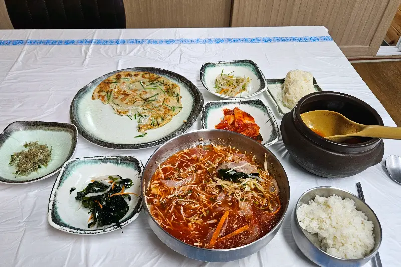 테이블 가득 채운 음식
