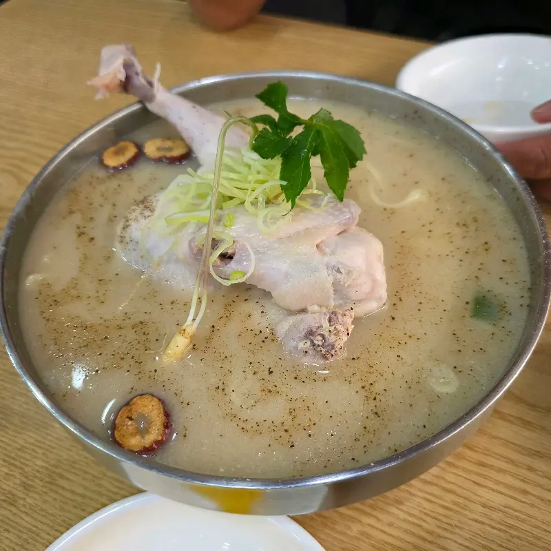 삼계칼국수의 닭 한 마리