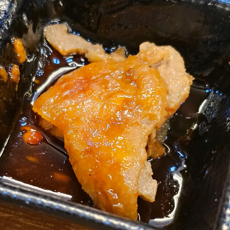 윤기가 흐르는 양념 돼지 껍데기