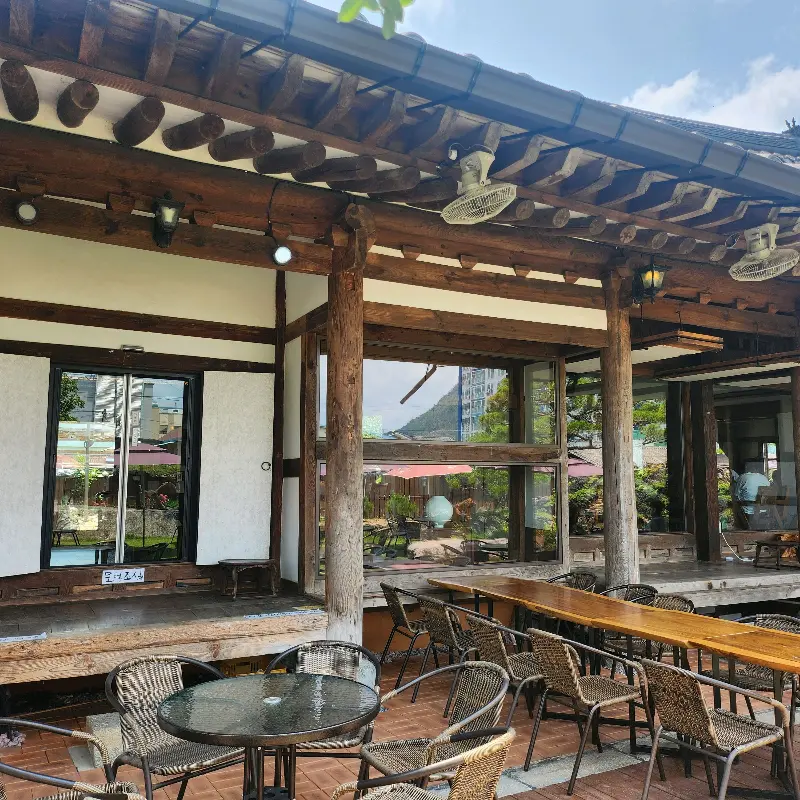 카페 외부 테라스 좌석