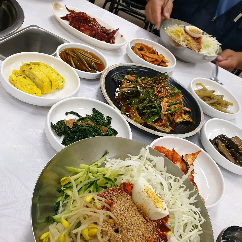 푸짐한 밑반찬과 쫄면