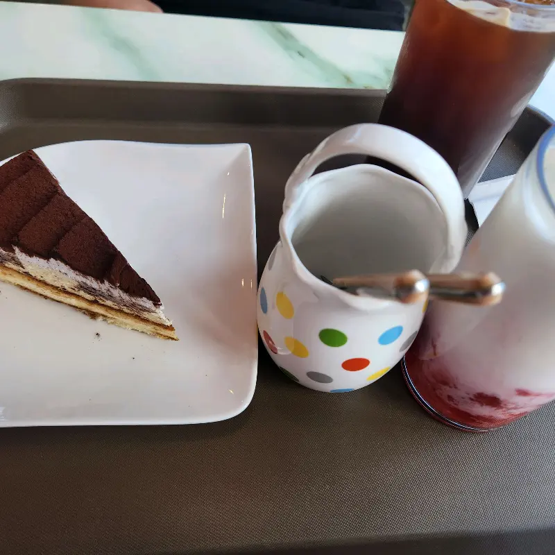 테이블에 놓인 음료와 디저트