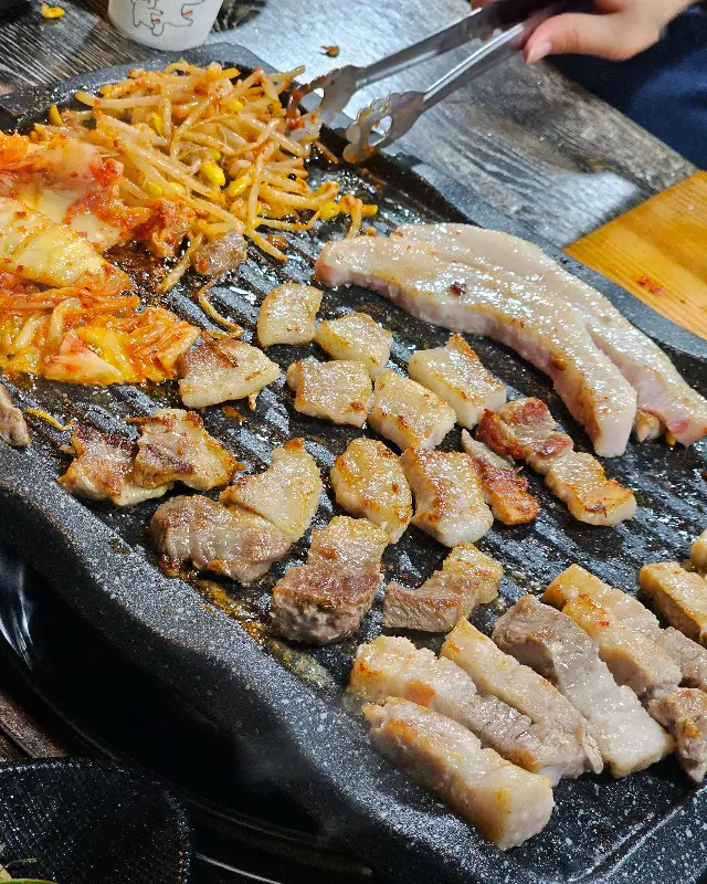 잘 익은 삼겹살, 김치, 콩나물