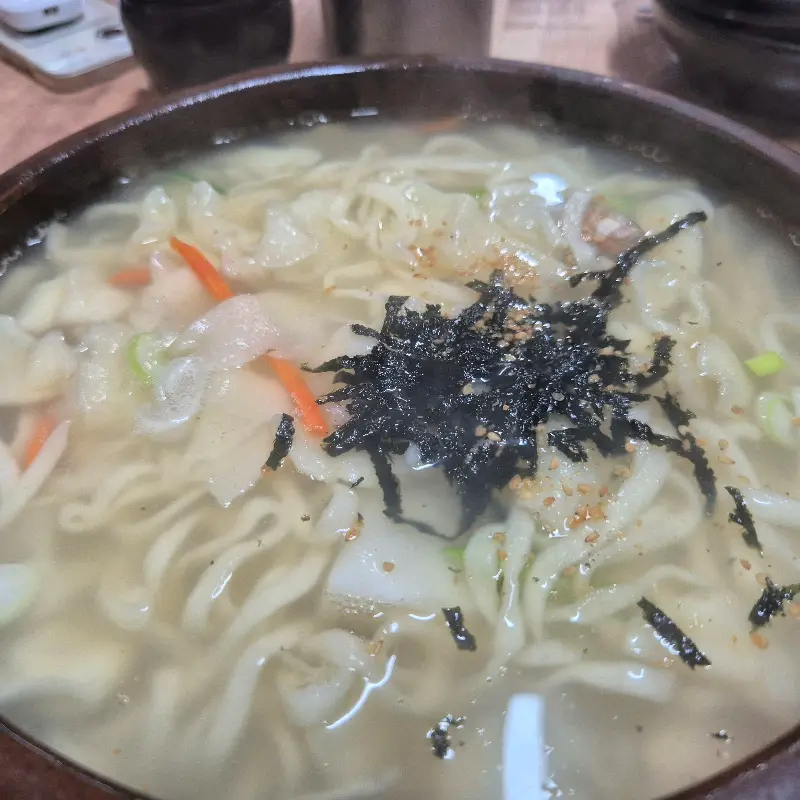 깨끗하게 비워진 파전 접시