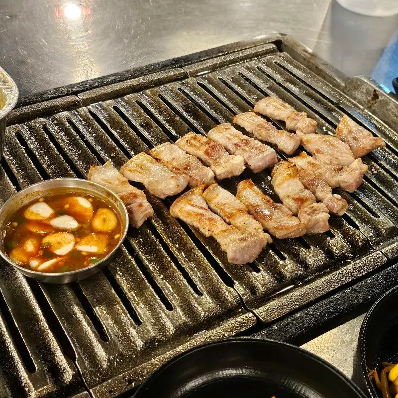 노릇하게 구워진 삼겹살