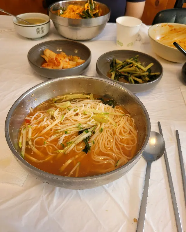 다양한 메뉴가 차려진 푸짐한 테이블