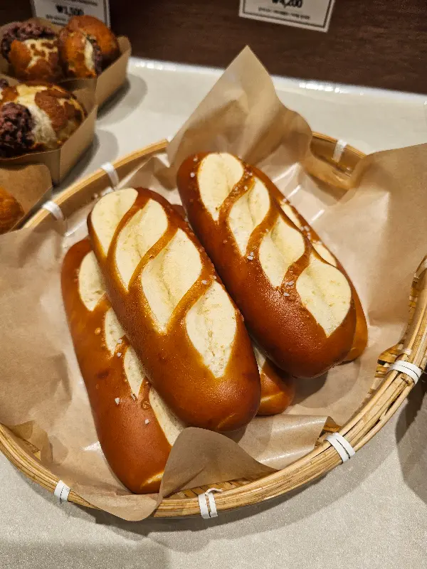 겉바속촉의 정석, 명덕빵앗간 소금빵