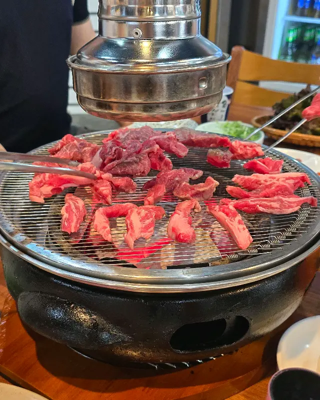 숯불 위에서 익어가는 소고기