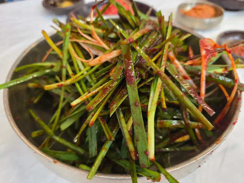 싱싱한 부추의 모습이 담긴 사진