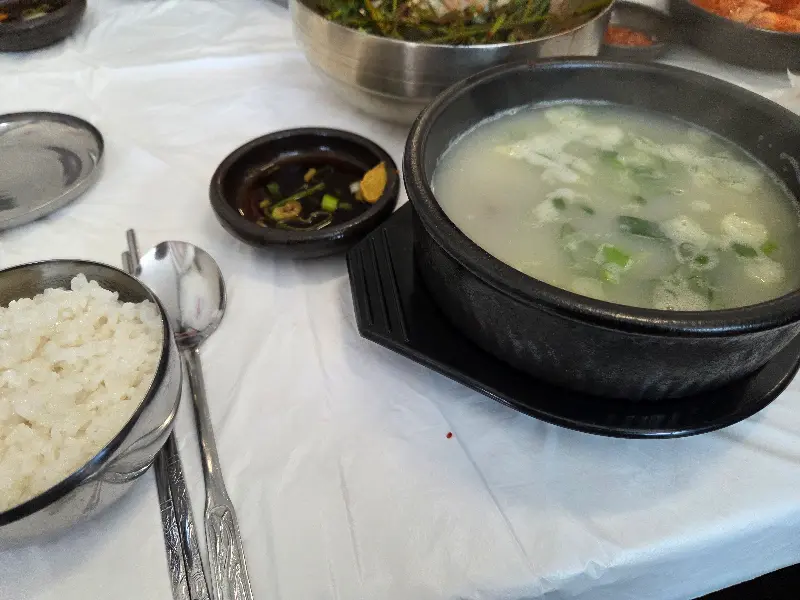 뽀얀 국물과 푸짐한 고기가 인상적인 곰탕