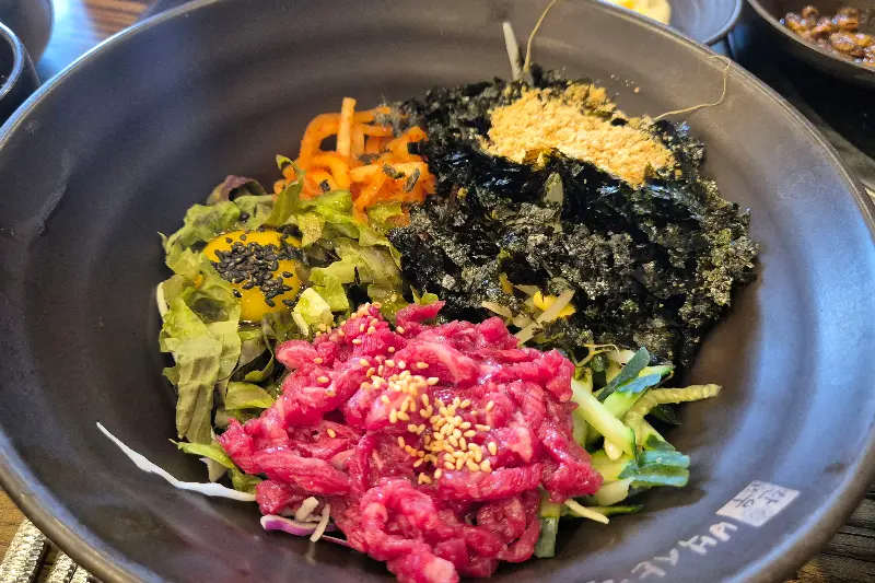 육회비빔밥 근접샷