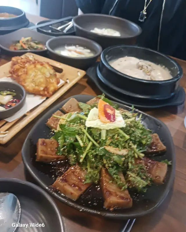 도토리묵, 녹두전 등 다양한 메뉴