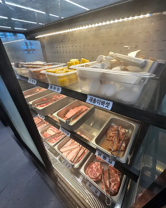 신선한 고기가 가득한 쇼케이스