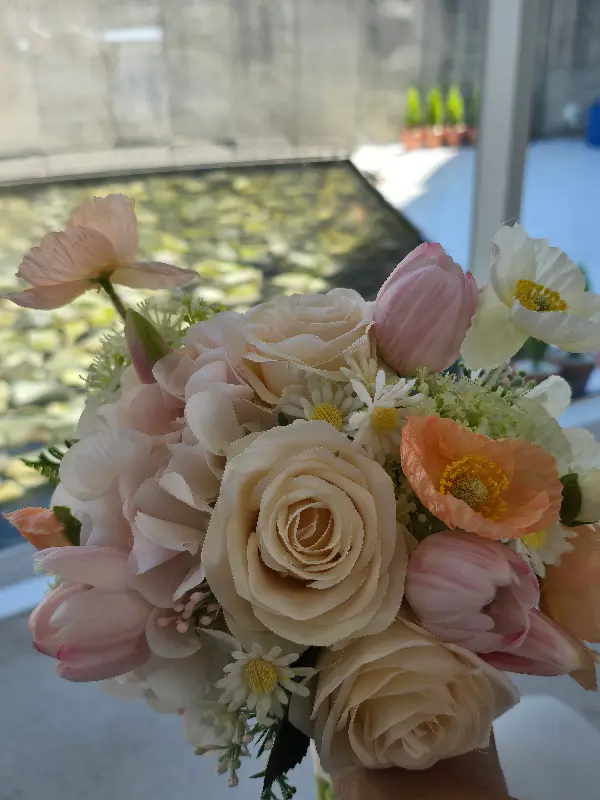 활짝 핀 꽃들이 담긴 꽃다발