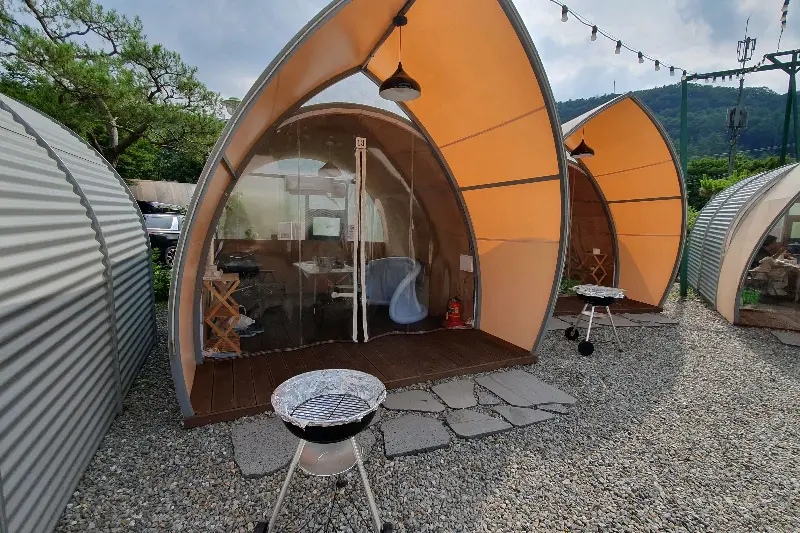 아치형 텐트와 바베큐 그릴