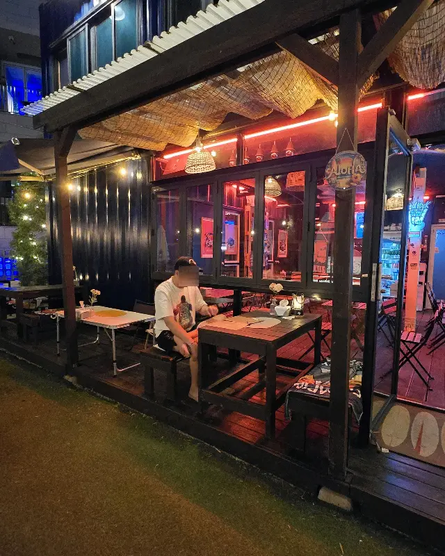 야외 좌석이 마련된 냠냠포차의 전경