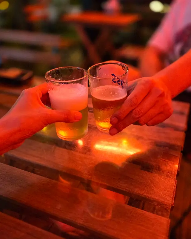 테이블 위에 놓인 맥주 잔