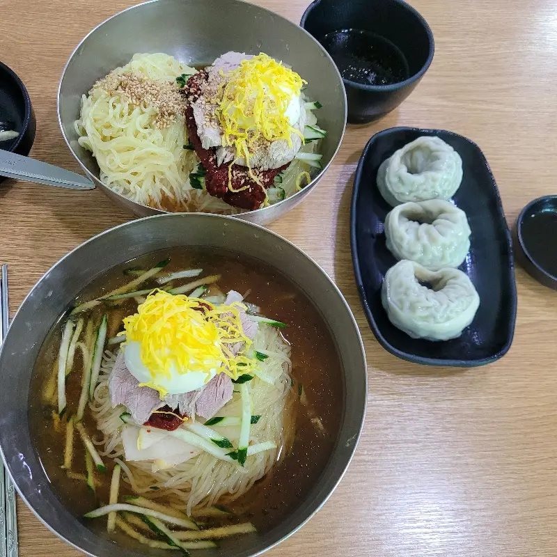 푸짐한 비빔밀면과 윤기 흐르는 왕만두