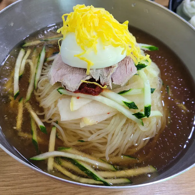 비빔밀면의 푸짐한 고명