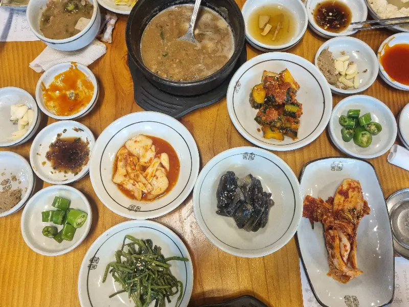 청국장, 김치, 콩나물 등 10여 가지의 밑반찬