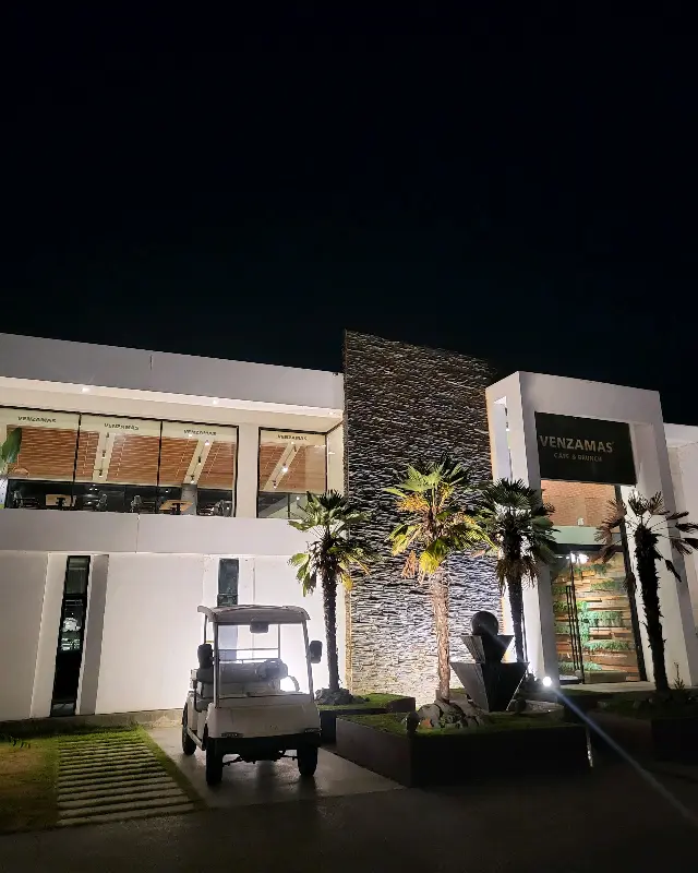 밤에 더욱 아름다운 벤자마스 카페 외관