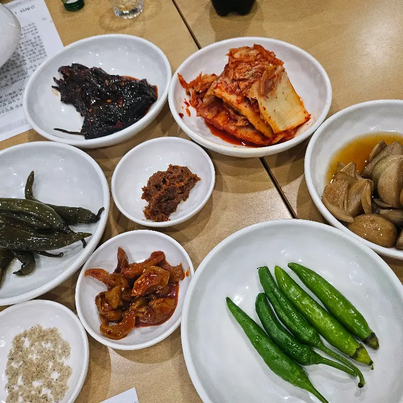 정갈하게 담겨 나온 밑반찬들