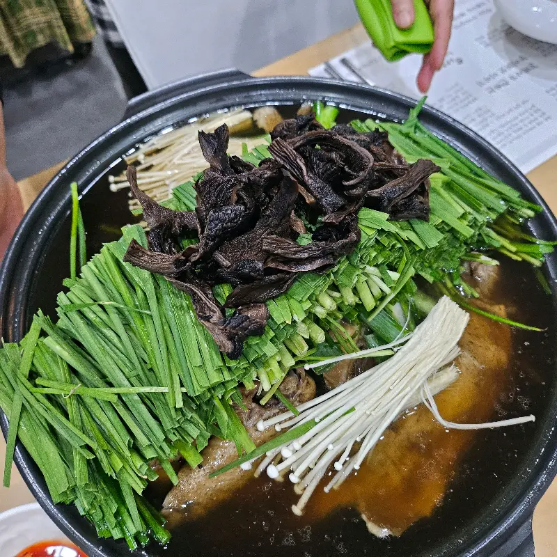 능이버섯과 다양한 채소가 듬뿍 들어간 백숙