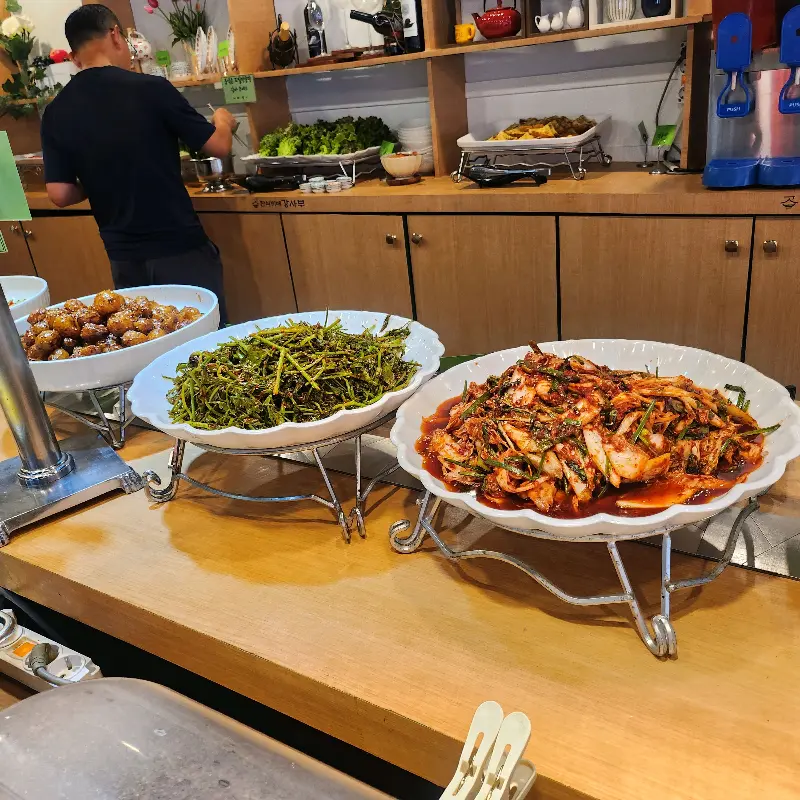 다양한 샐러드 코너