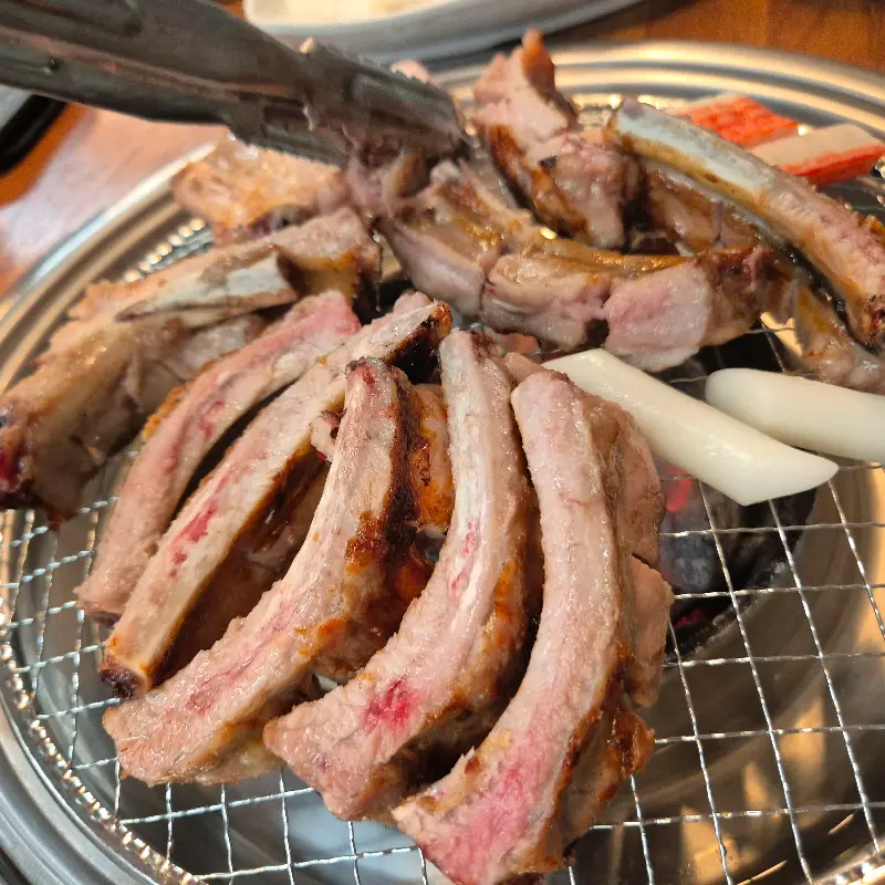 석쇠 위에서 맛있게 익어가는 쪽갈비와 떡