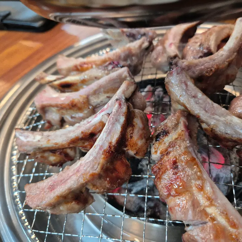 숯불 위에서 맛있게 구워지고 있는 쪽갈비