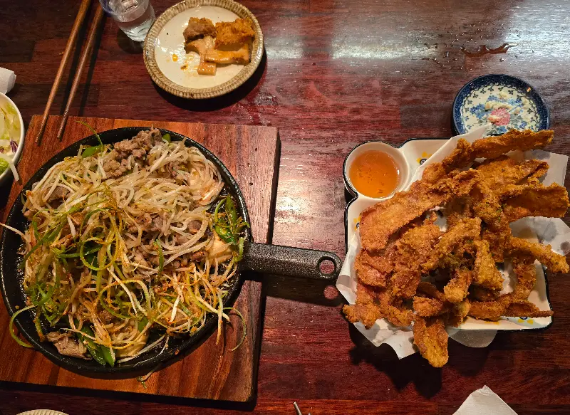 우삼겹 탄탄멘과 닭껍질 튀김