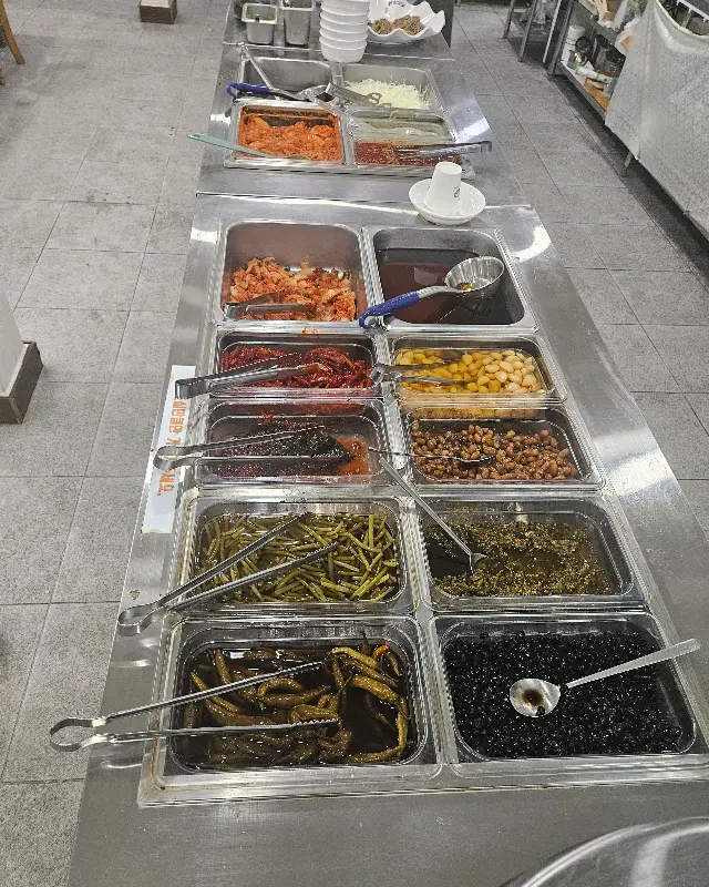 다양한 반찬들이 가득한 뷔페 코너