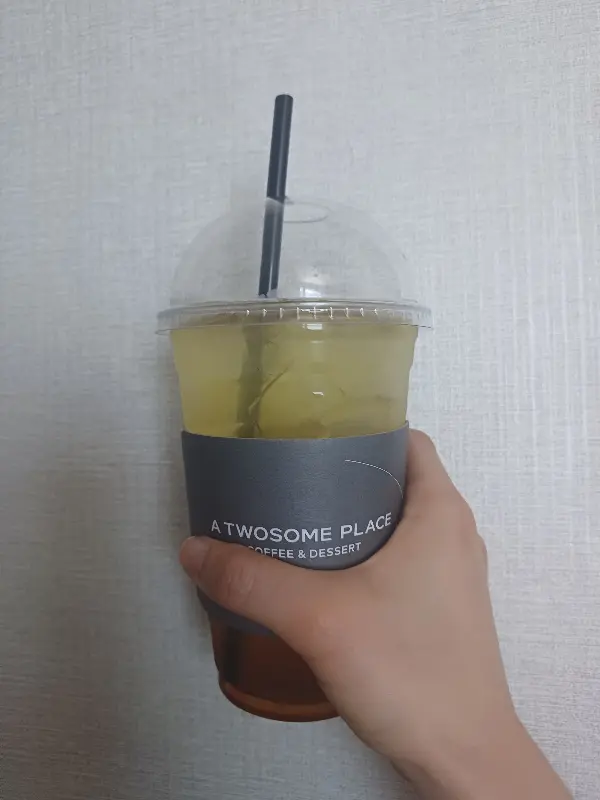 투썸플레이스에서 즐기는 여유로운 오후