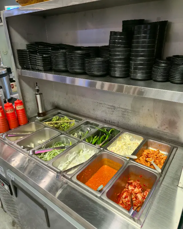 다양한 소스와 밑반찬이 준비된 모습