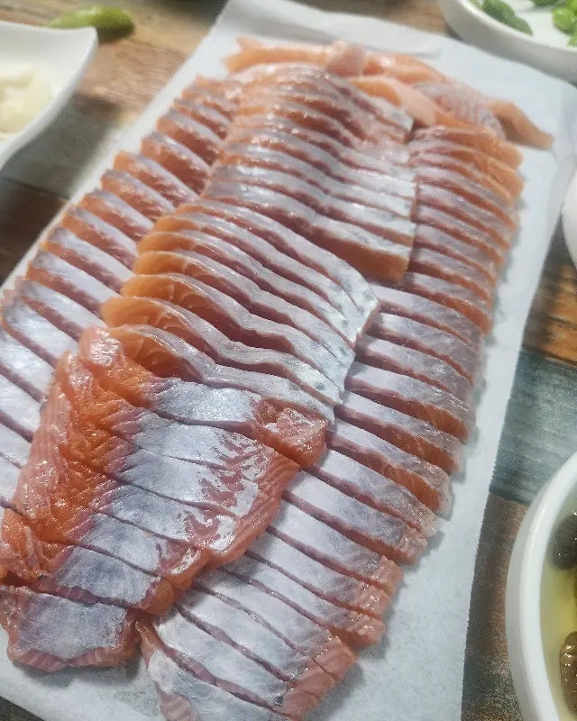 섬세하게 손질된 송어회