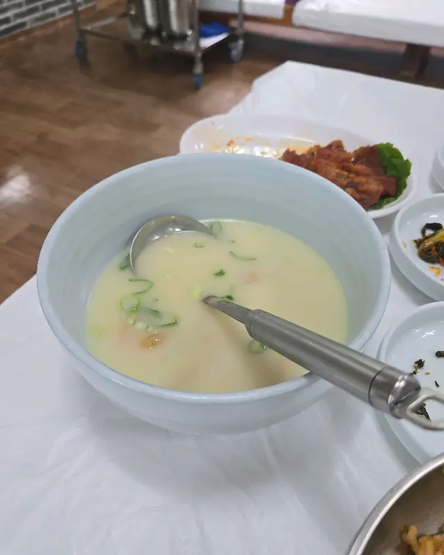 뽀얗고 깊은 맛의 황태국