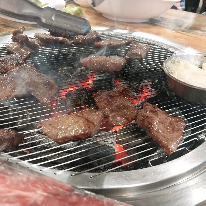 숯불에 구워지는 한우