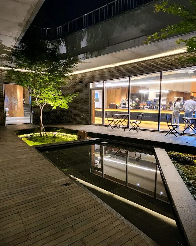 카페 내부 정원
