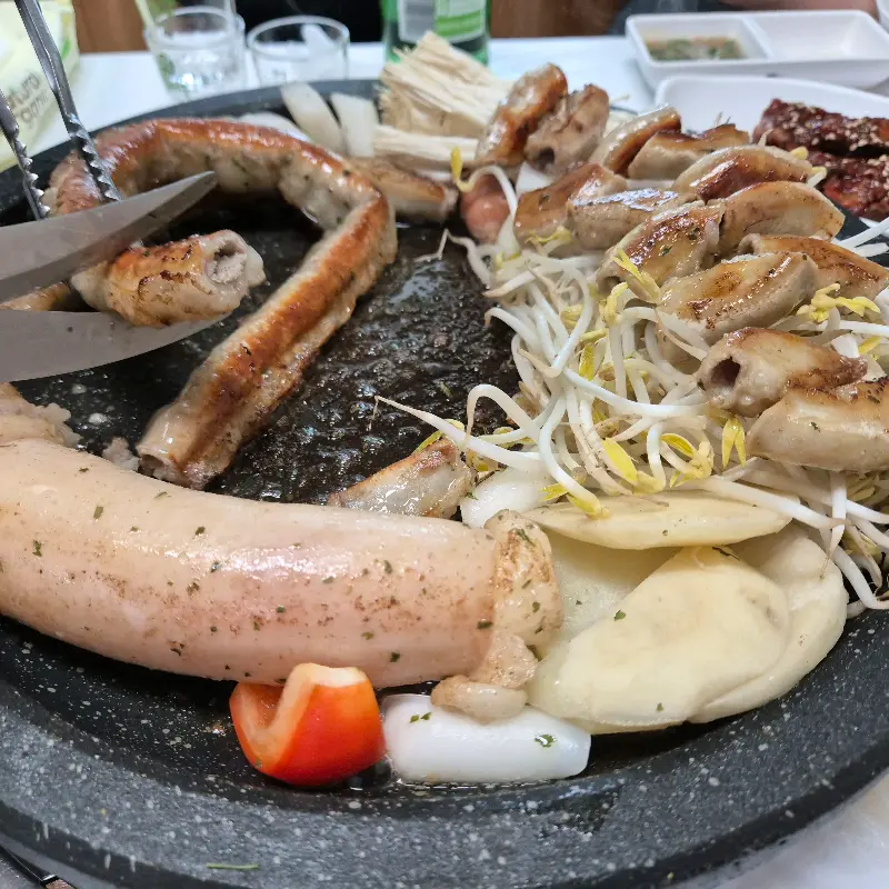 노릇하게 구워진 곱창과 막창