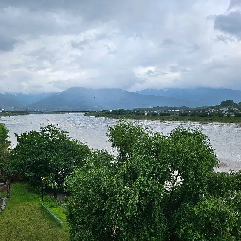 섬진강을 배경으로 사진을 찍는 사람들