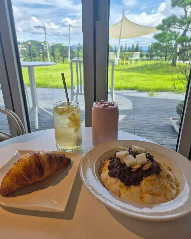 크로와상과 음료