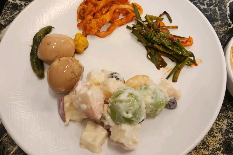 메추리알 장조림과 과일 샐러드