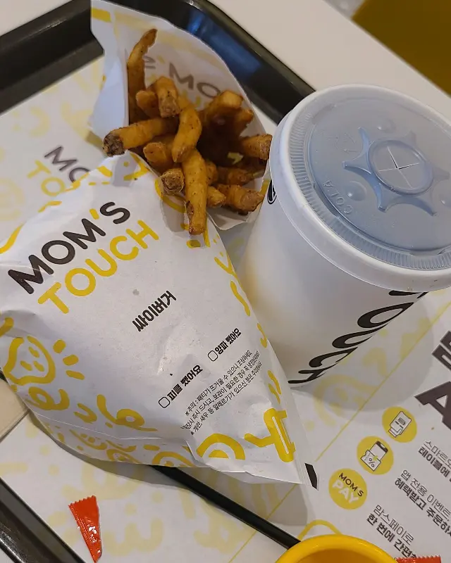 맘스터치 음료와 감자튀김