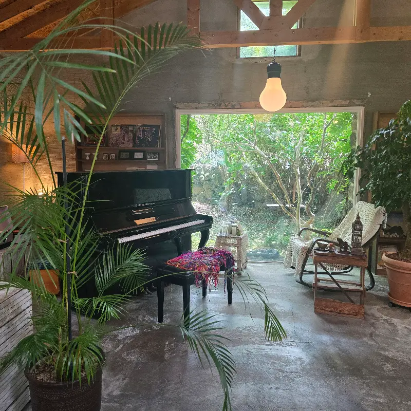 피아노와 창밖 풍경