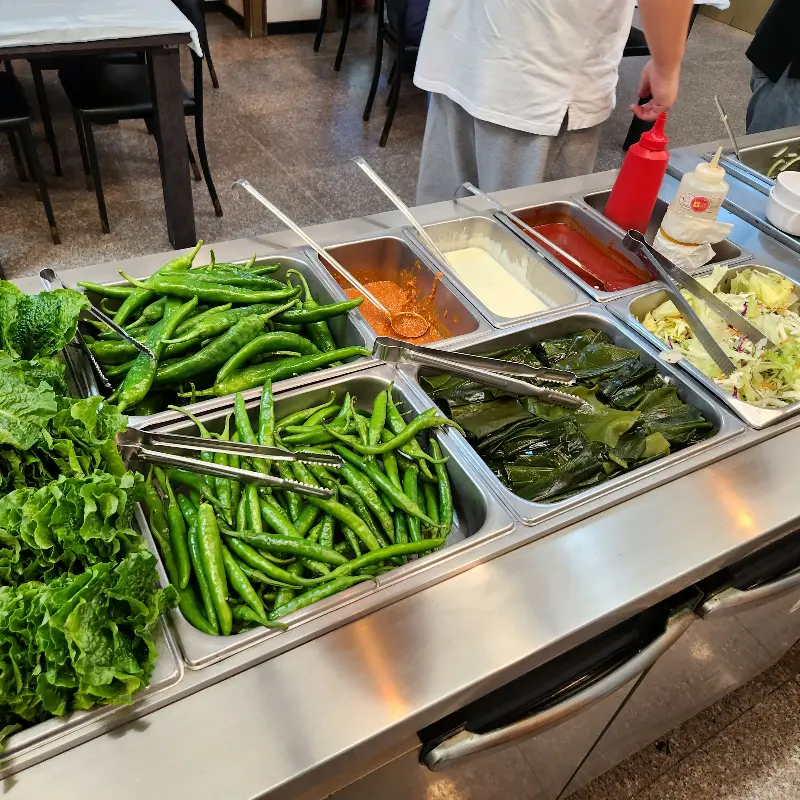 신선한 쌈 채소가 가득한 뷔페 코너