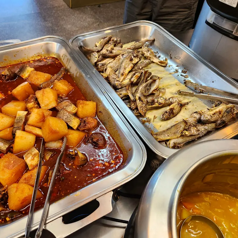 다양한 뷔페 메뉴