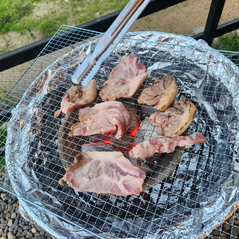 숯불 위에서 구워지는 목살